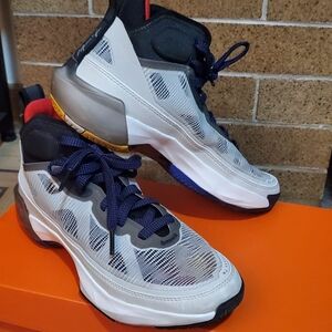 Jordan 37 "Light bone" size 6Y
